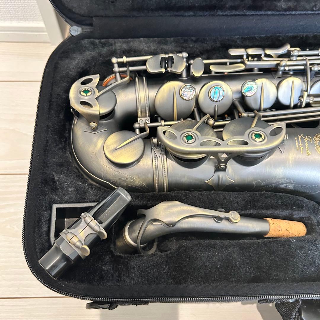 新古品【定価39万】台湾製アルトサックス　Tornade ブラックニッケルサテン