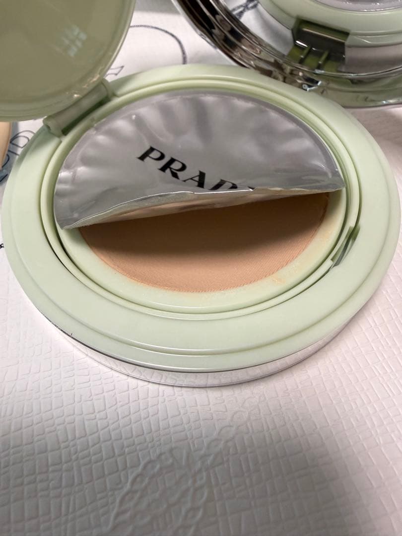 新品！PRADAプラダ　リヴィール　メッシュ　クッションファンデーション　LC5