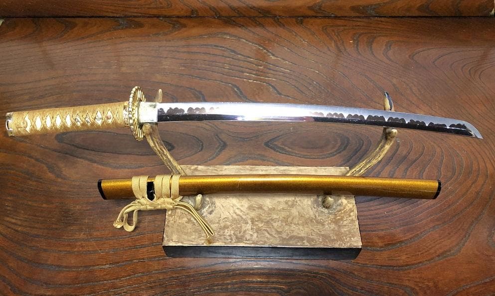 【 大小模造刀 】　大刀）全長104ｃｍ　脇差）全長71ｃｍ