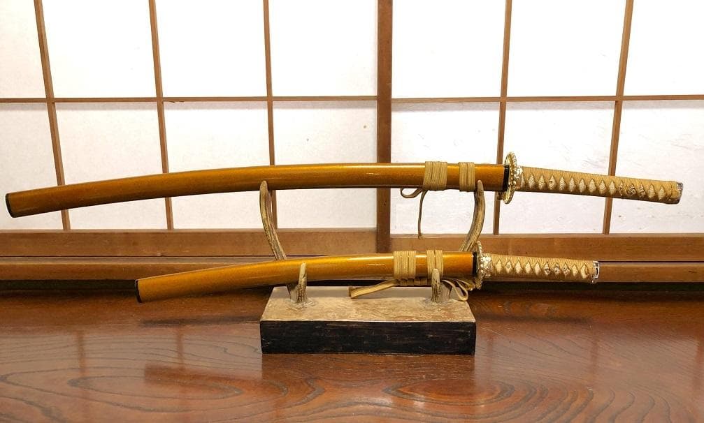 【 大小模造刀 】　大刀）全長104ｃｍ　脇差）全長71ｃｍ