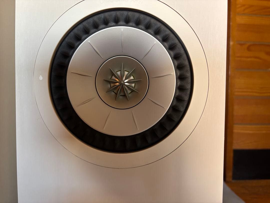 KEF Q1 （サテンホワイト）