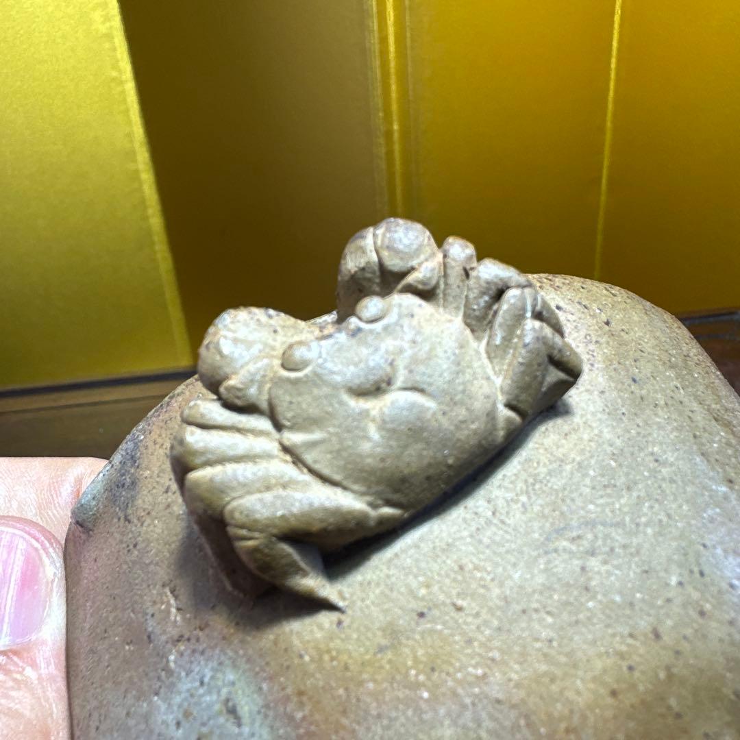 備前焼，カエルの彫刻付き陶器