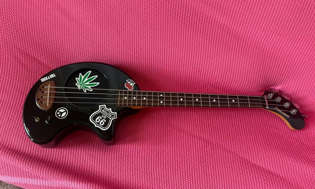 ブラックエレキベース ステッカー付き