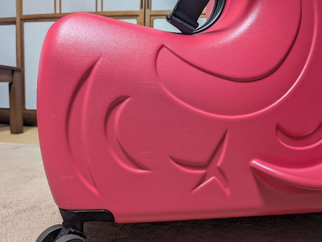 子供が乗れる　キャリーケース