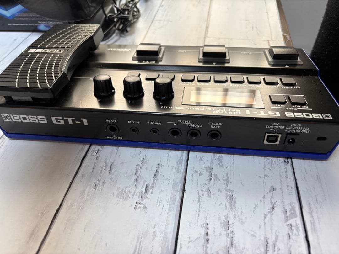 BOSS GT-1 (別売の純正ACアダプター付き)