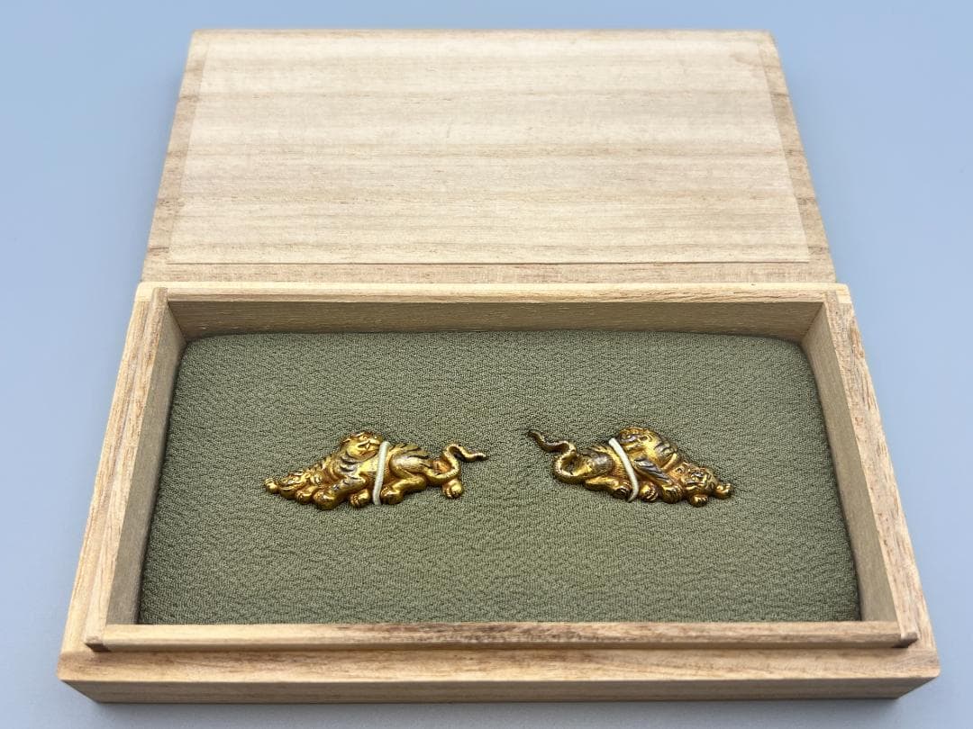 【海】江戸明治金工　虎親子　手彫　目貫一体　銅製鍍金　骨董品　専用箱付