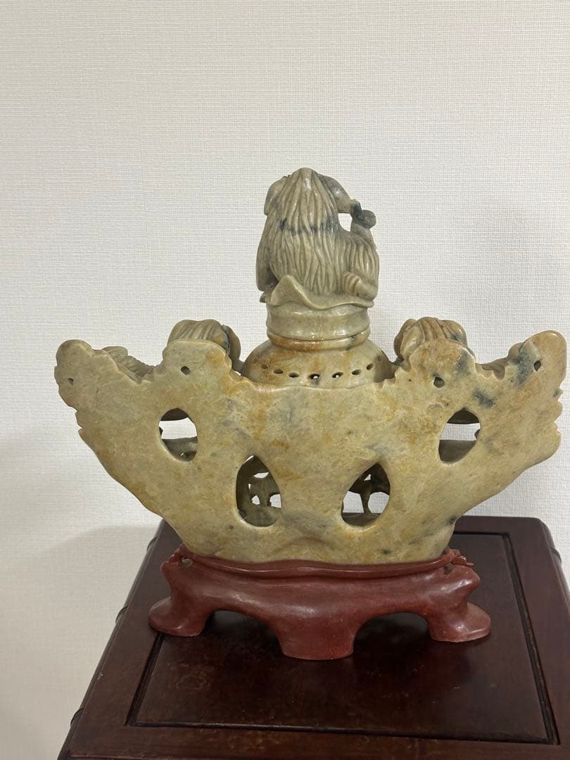 126 獅子彫刻天然石香炉　約30cm