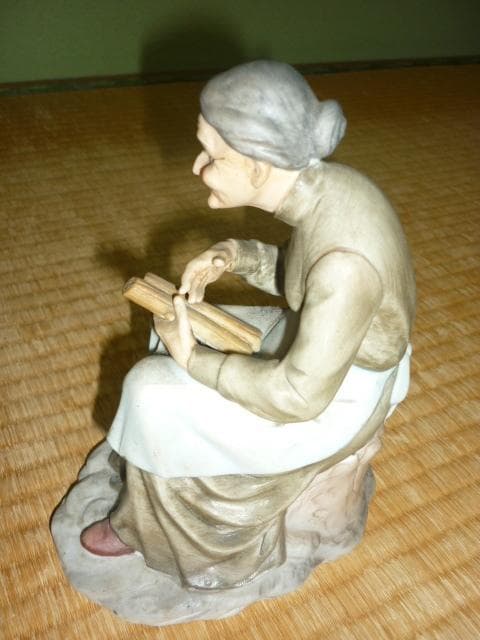 1950年代 日本製輸出品◆瀬戸ノベルティ『切り株に座り薪を持つ老婆』陶人形