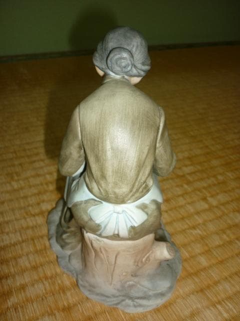 1950年代 日本製輸出品◆瀬戸ノベルティ『切り株に座り薪を持つ老婆』陶人形