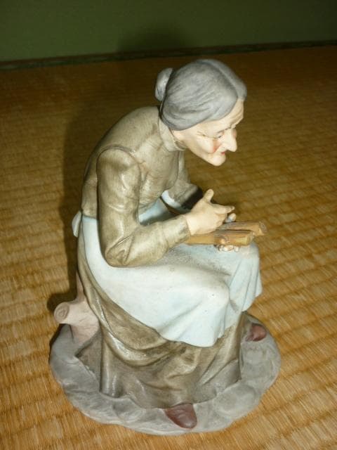 1950年代 日本製輸出品◆瀬戸ノベルティ『切り株に座り薪を持つ老婆』陶人形