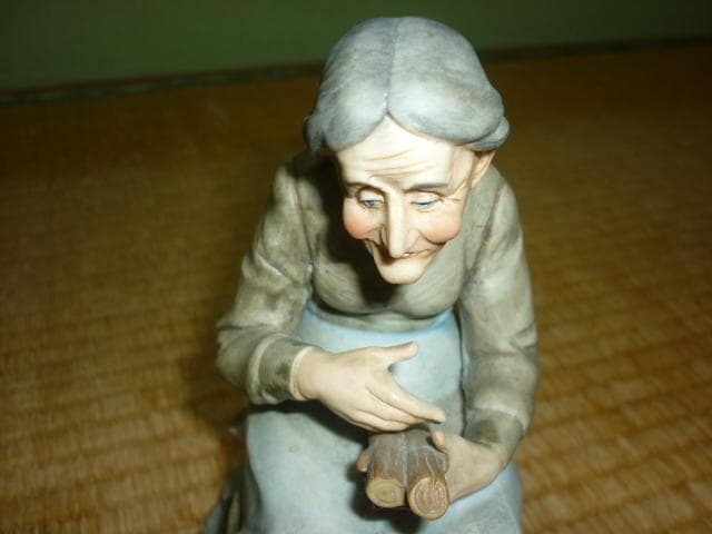 1950年代 日本製輸出品◆瀬戸ノベルティ『切り株に座り薪を持つ老婆』陶人形