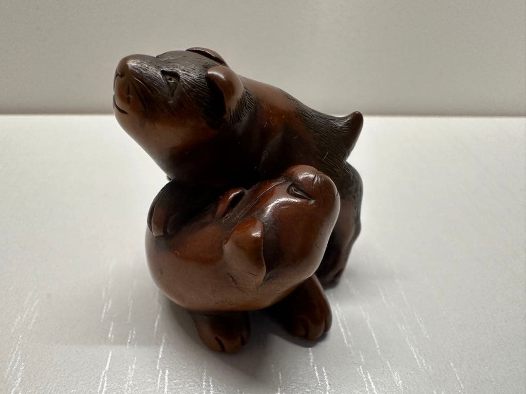根付(netsuke) 2 匹の寄り添う犬　木製　江戸時代