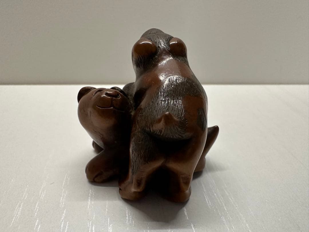 根付(netsuke) 2 匹の寄り添う犬　木製　江戸時代