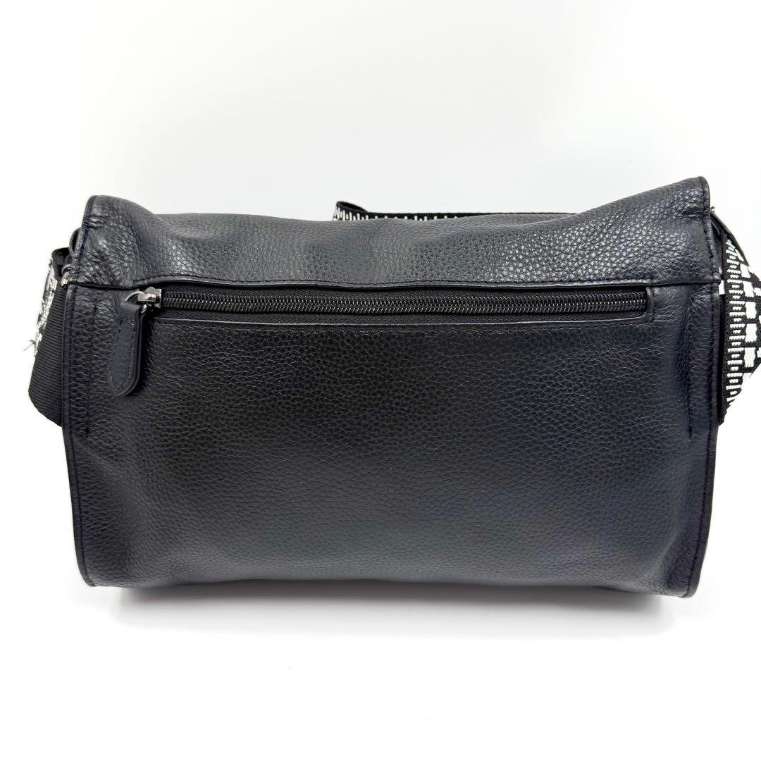 WEB限定イアパピヨネ 柄ワイドテープ ショルダーバッグ ブラック 幾何学 模様