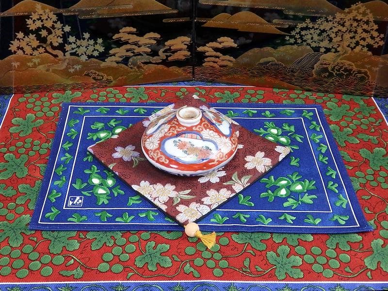 古伊万里　金襴手　窓絵　柴垣に菊の図　油壷　D184-fblw