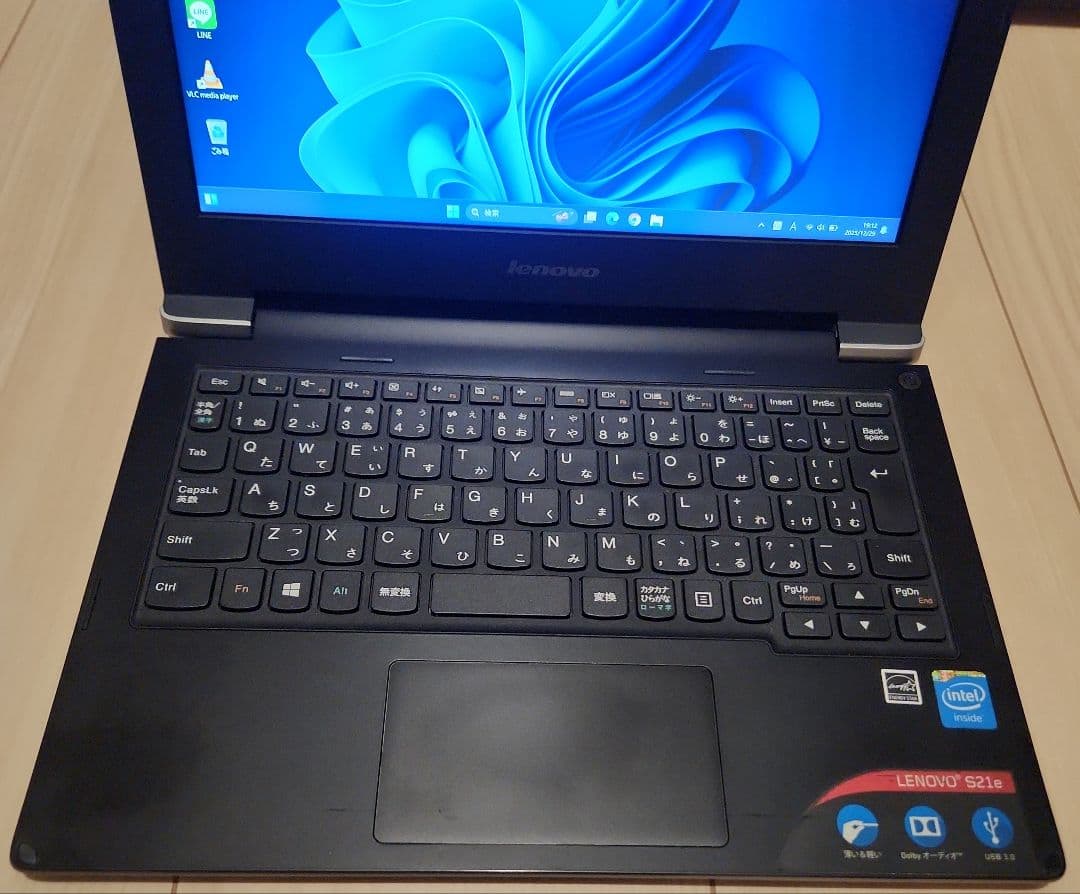 ノートパソコン　薄型　軽量　持ち運びにも最適！　Lenovo