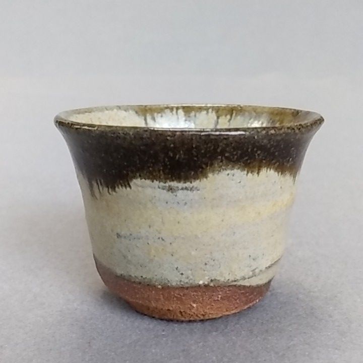 西岡良弘　氏作　朝鮮唐津ぐい呑み　朝鮮唐津酒盃　唐津立ちぐい吞み　唐津　箱なし