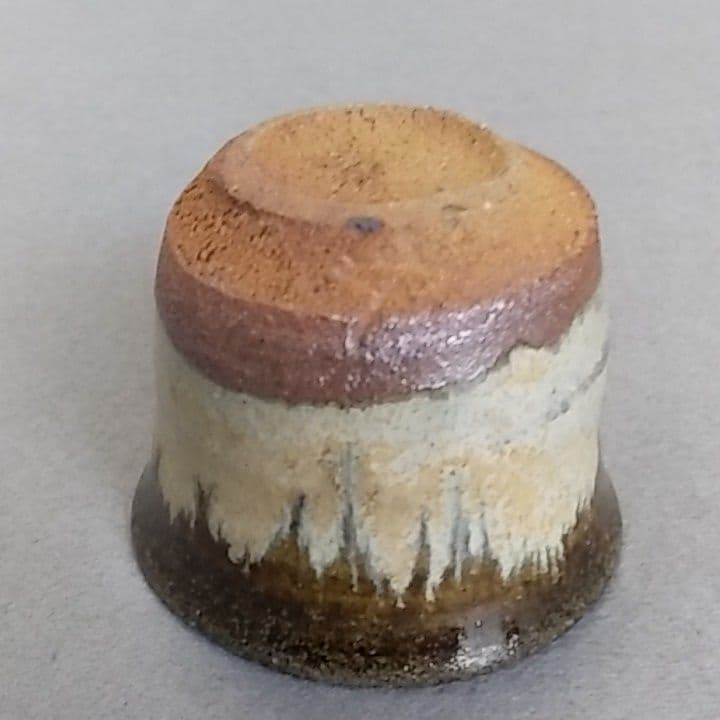 西岡良弘　氏作　朝鮮唐津ぐい呑み　朝鮮唐津酒盃　唐津立ちぐい吞み　唐津　箱なし