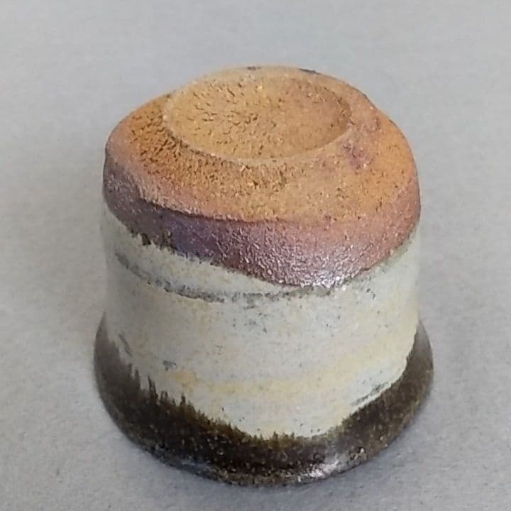 西岡良弘　氏作　朝鮮唐津ぐい呑み　朝鮮唐津酒盃　唐津立ちぐい吞み　唐津　箱なし