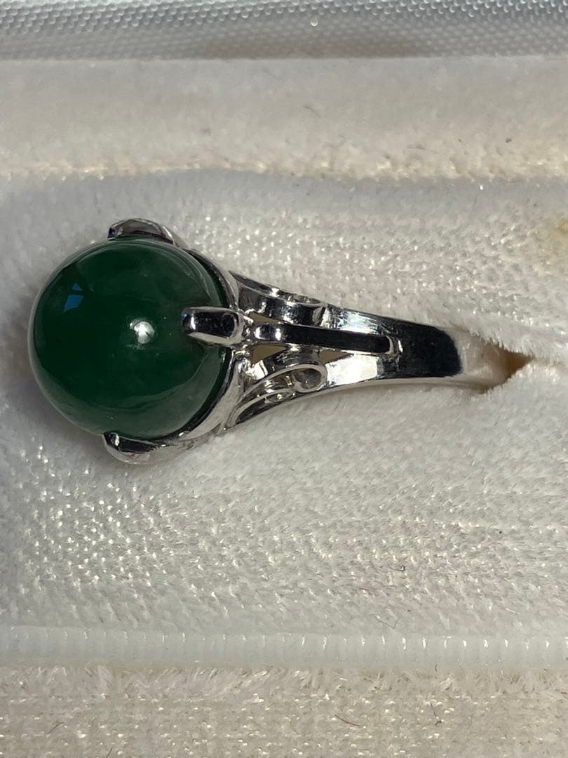 丸いエメラルドの指輪