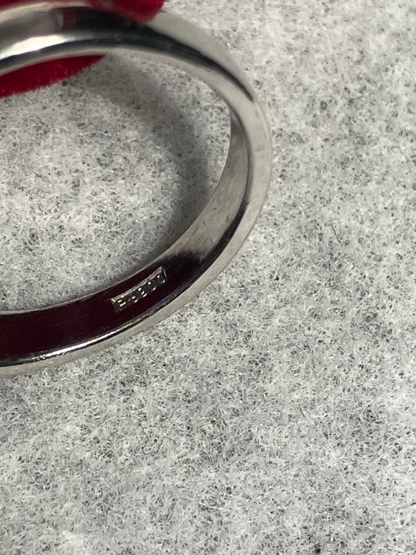 丸いエメラルドの指輪