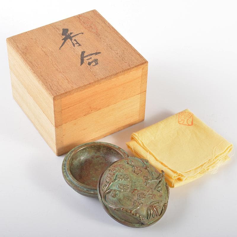 高岡銅器　須賀月芳作　蝋型鋳銅　松竹梅　香合　共箱　V　R6341