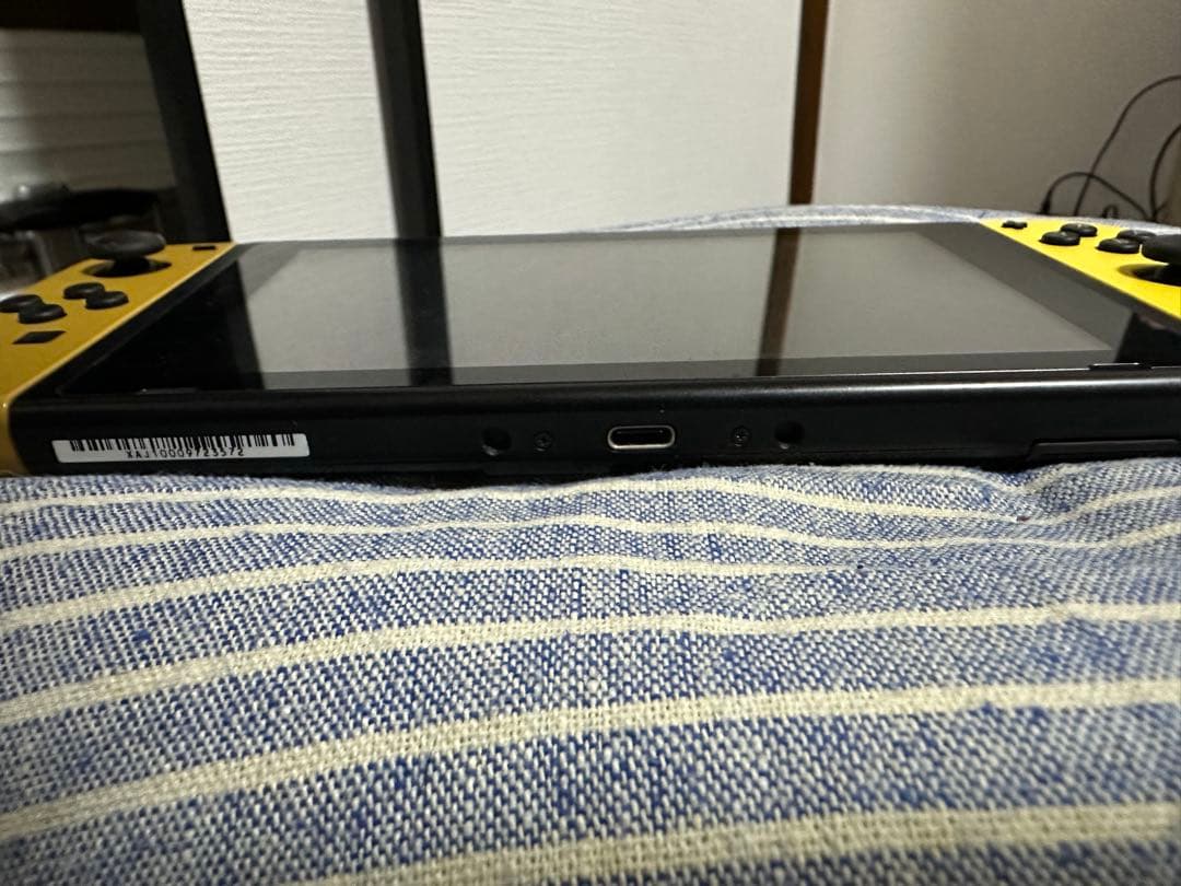 Nintendo Switch 本体【Joyconのみピカブィ】