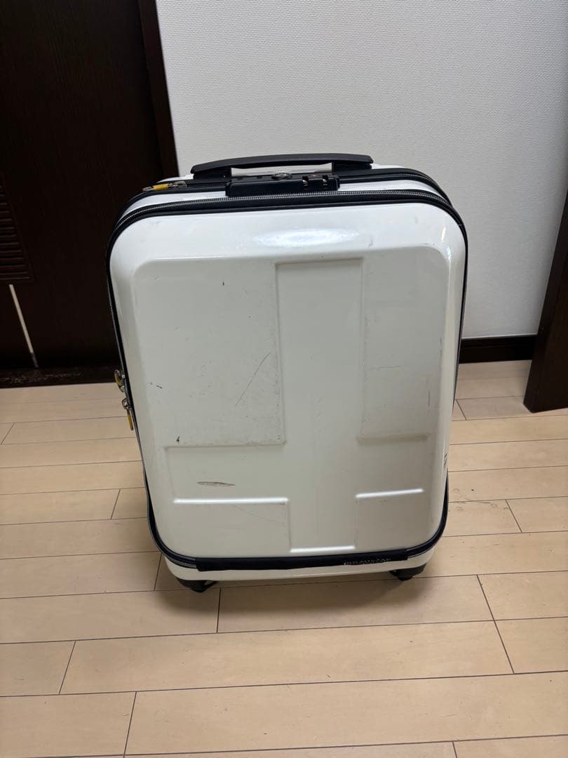 ホワイトキャリーケース 4輪