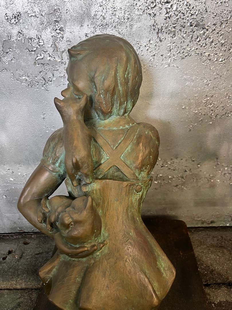 少女と猫のブロンズ彫刻 猫を背負ってる女の子