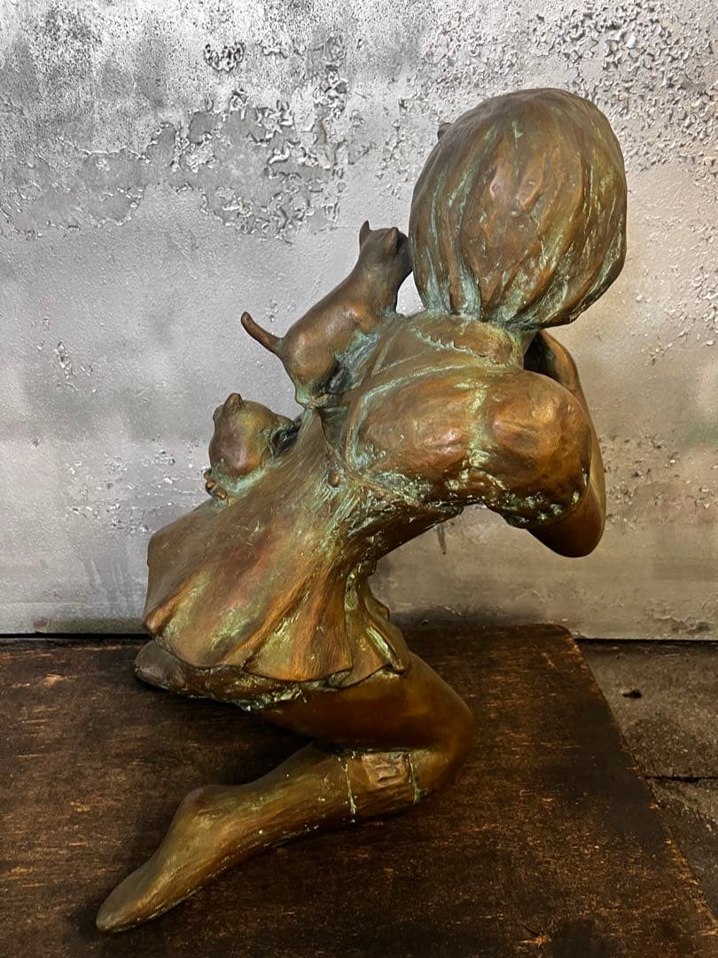 少女と猫のブロンズ彫刻 猫を背負ってる女の子