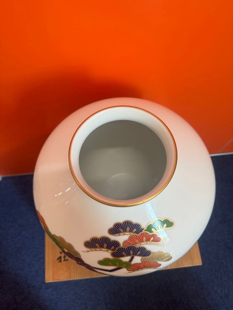 1801 香蘭社　金彩松絵　花瓶　未使用