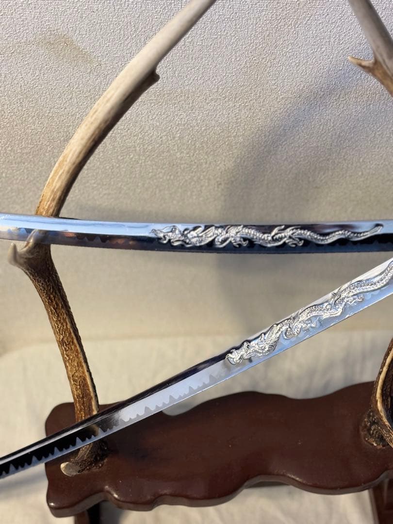 白鞘模造刀ドラゴン彫刻入り波形刃の刀2本