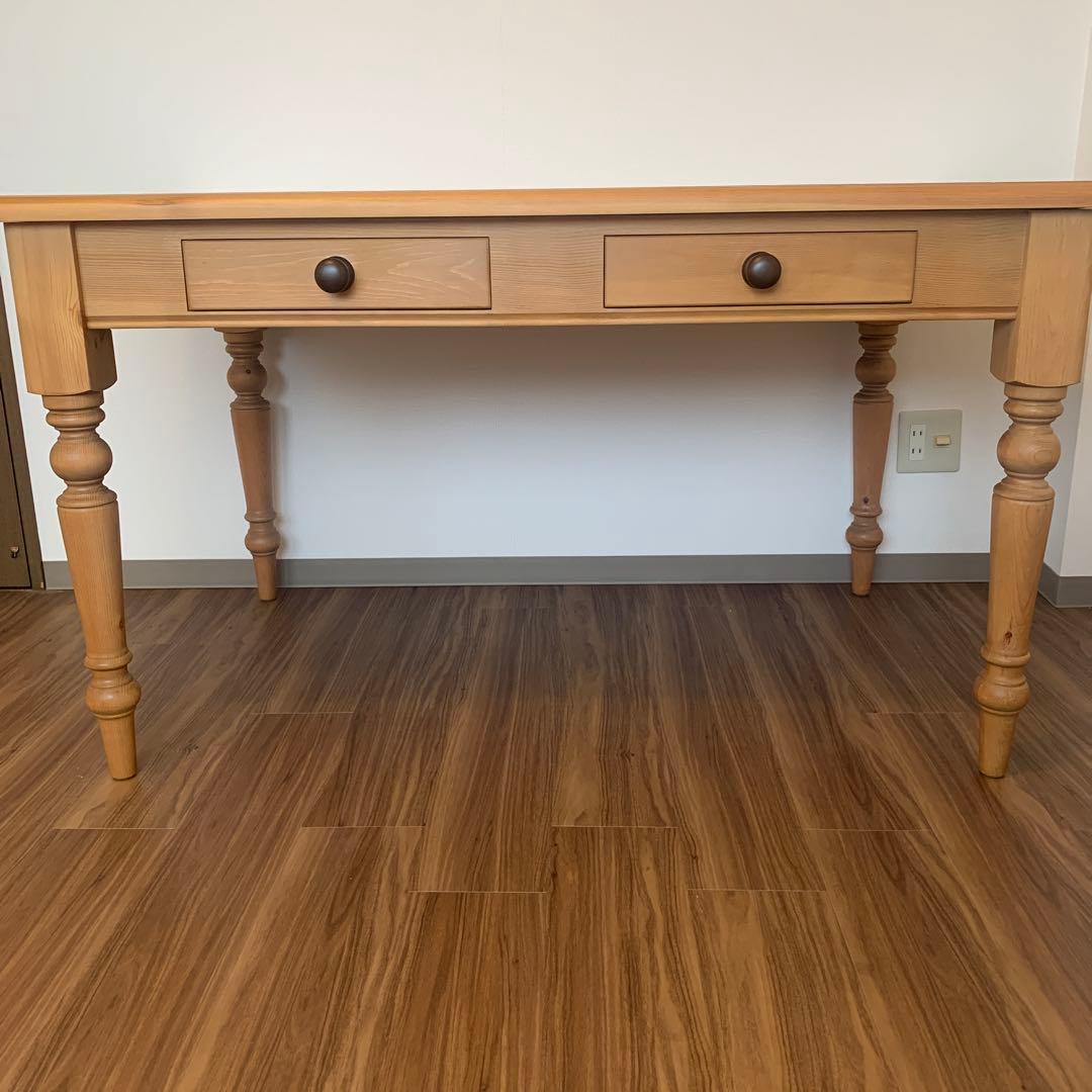 ザ・ペニーワイズ、ダイニングテーブル