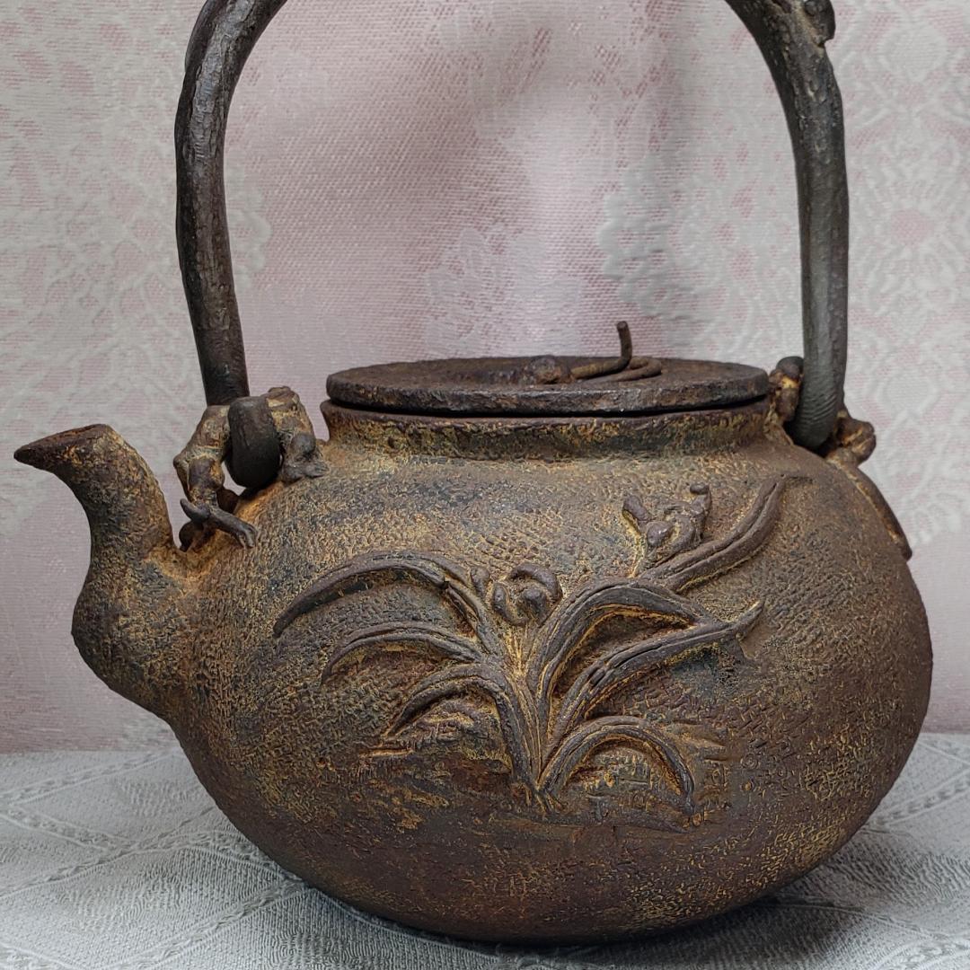 ◆『亀文堂 日本梅泉 饕餮紋蓋 銀象嵌提手 爛地紋 鉄瓶』 ◆検）安之介 龍文堂