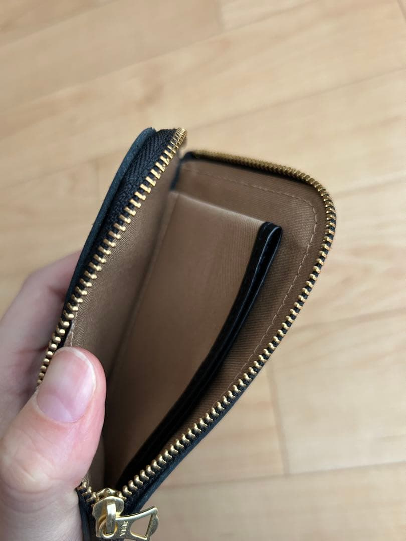 our スリムなレザーミディアム財布