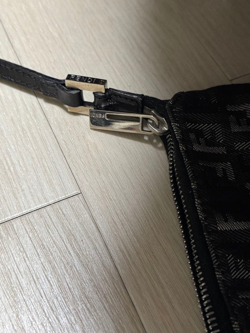 フェンディ　ショルダーバッグ ズッキーノ ズッカ柄　光沢　ブラック