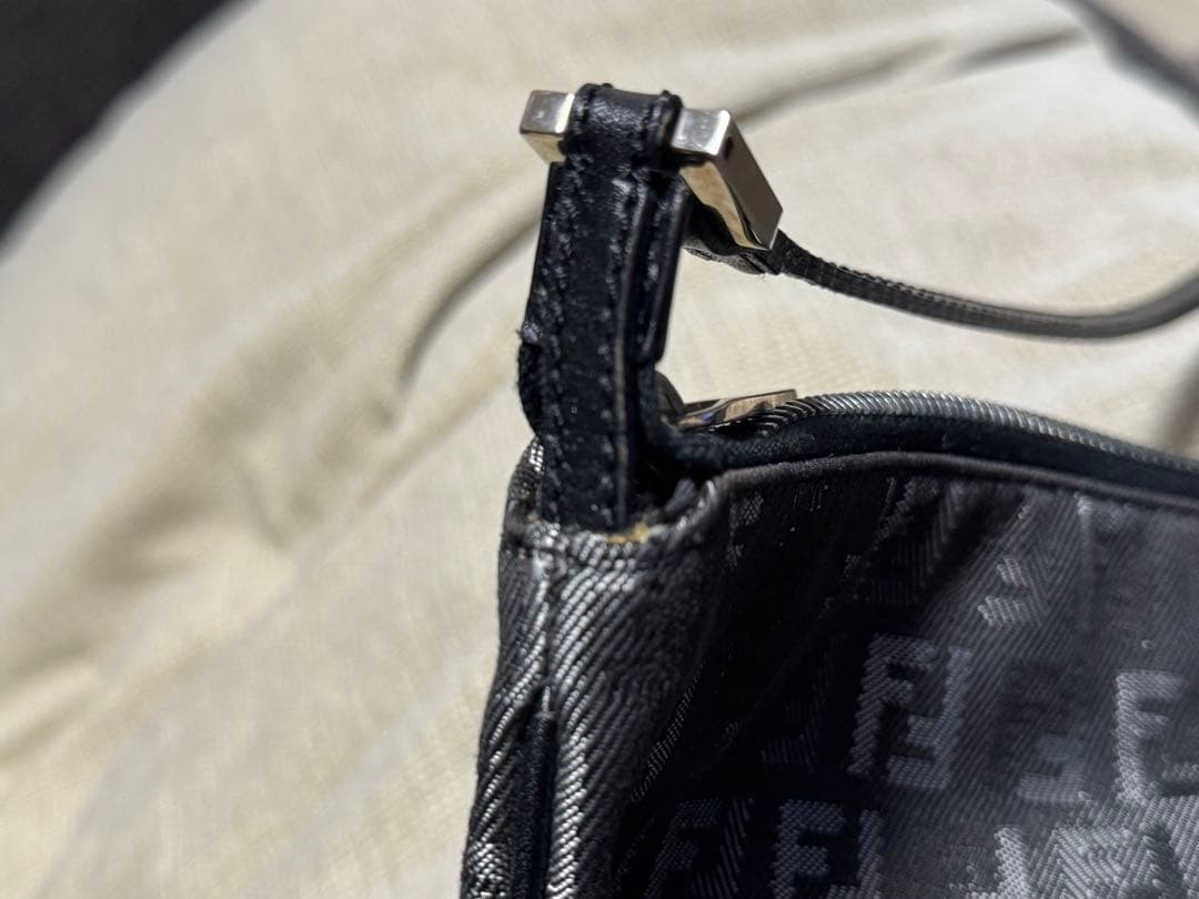 フェンディ　ショルダーバッグ ズッキーノ ズッカ柄　光沢　ブラック