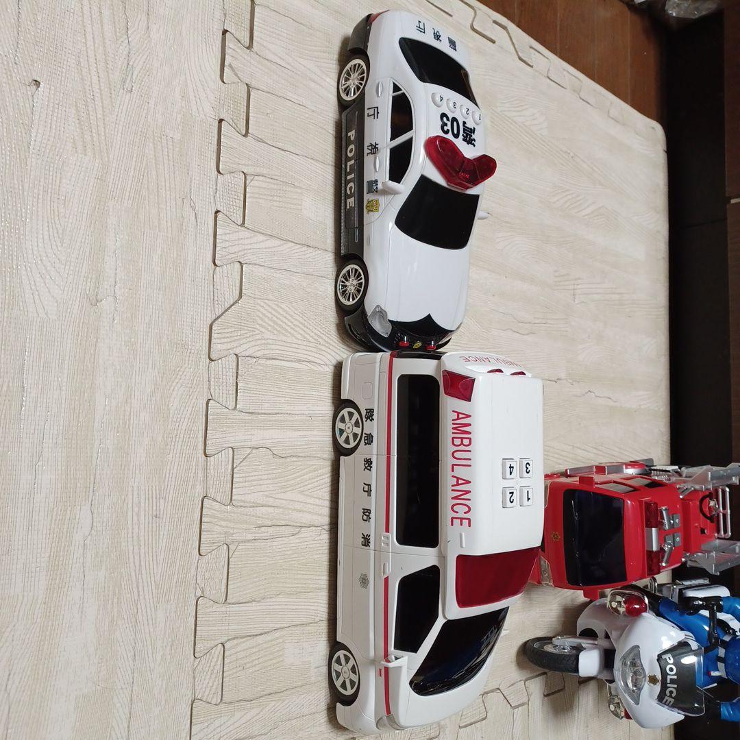 消防車、救急車、はしご車、パトカー、白バイ、ゴミ収集車、バスの計10台まとめ売