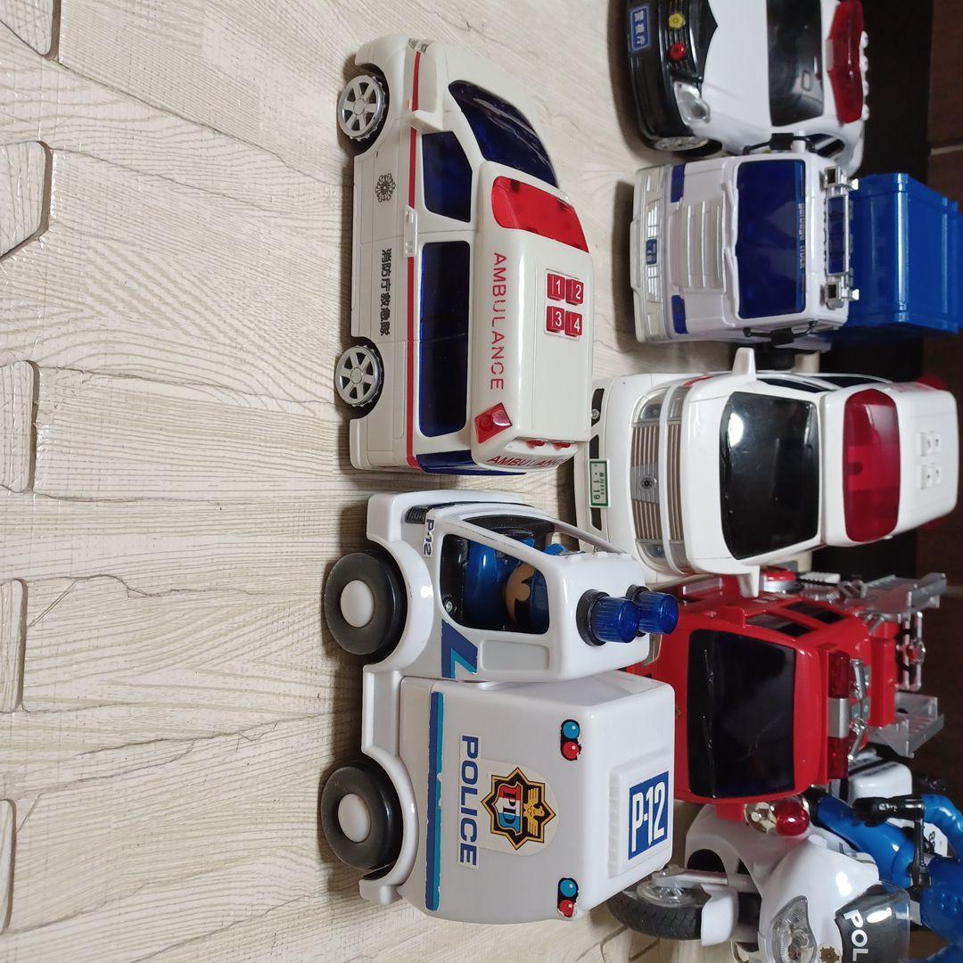 消防車、救急車、はしご車、パトカー、白バイ、ゴミ収集車、バスの計10台まとめ売