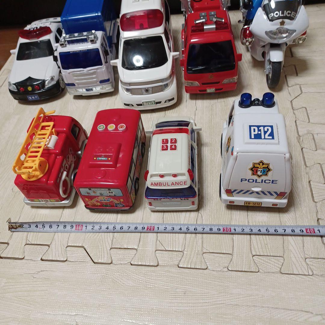消防車、救急車、はしご車、パトカー、白バイ、ゴミ収集車、バスの計10台まとめ売