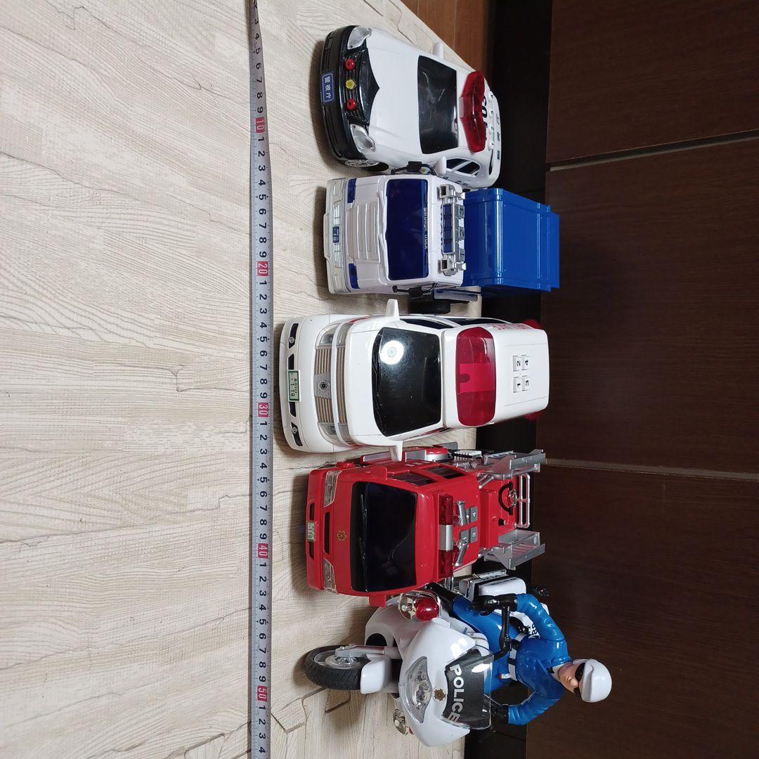 消防車、救急車、はしご車、パトカー、白バイ、ゴミ収集車、バスの計10台まとめ売