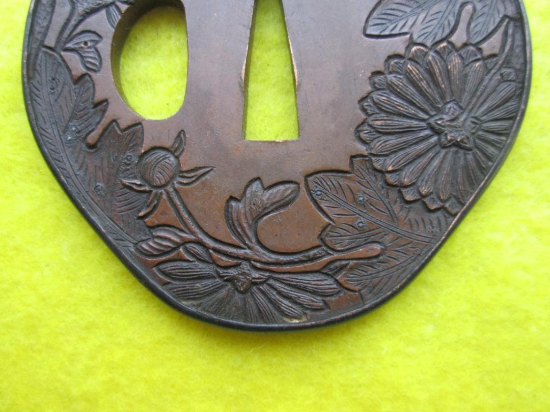 江戸期作　京都金工作　銅地お多福形鍔　菊の図　赤銅覆輪　鋤出し彫り