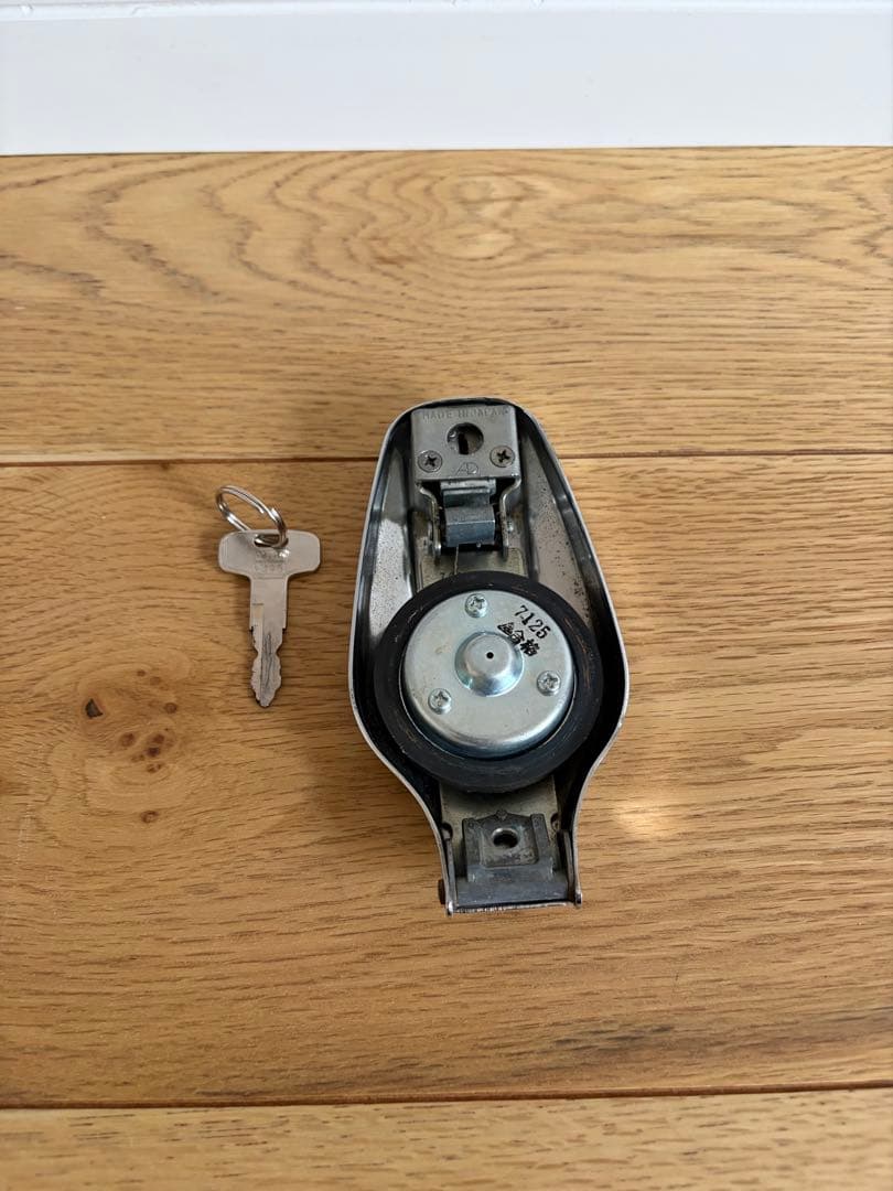 ❺-3 SR400 純正 タンクキャップ 初期型　ムール貝