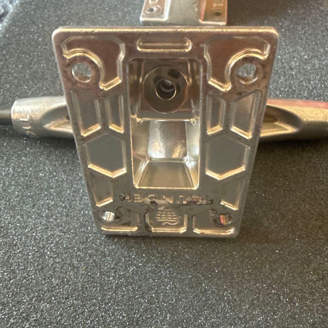 スケートボード THUNDER TRUCK HOLLOW LIGHTS 2 147 HI