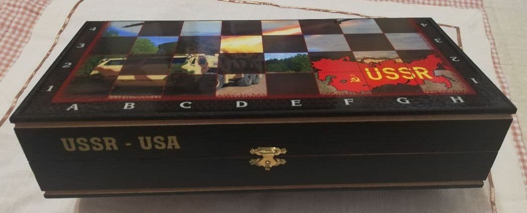 チェスセット　木製板、駒〈ソ連×アメリカ〉