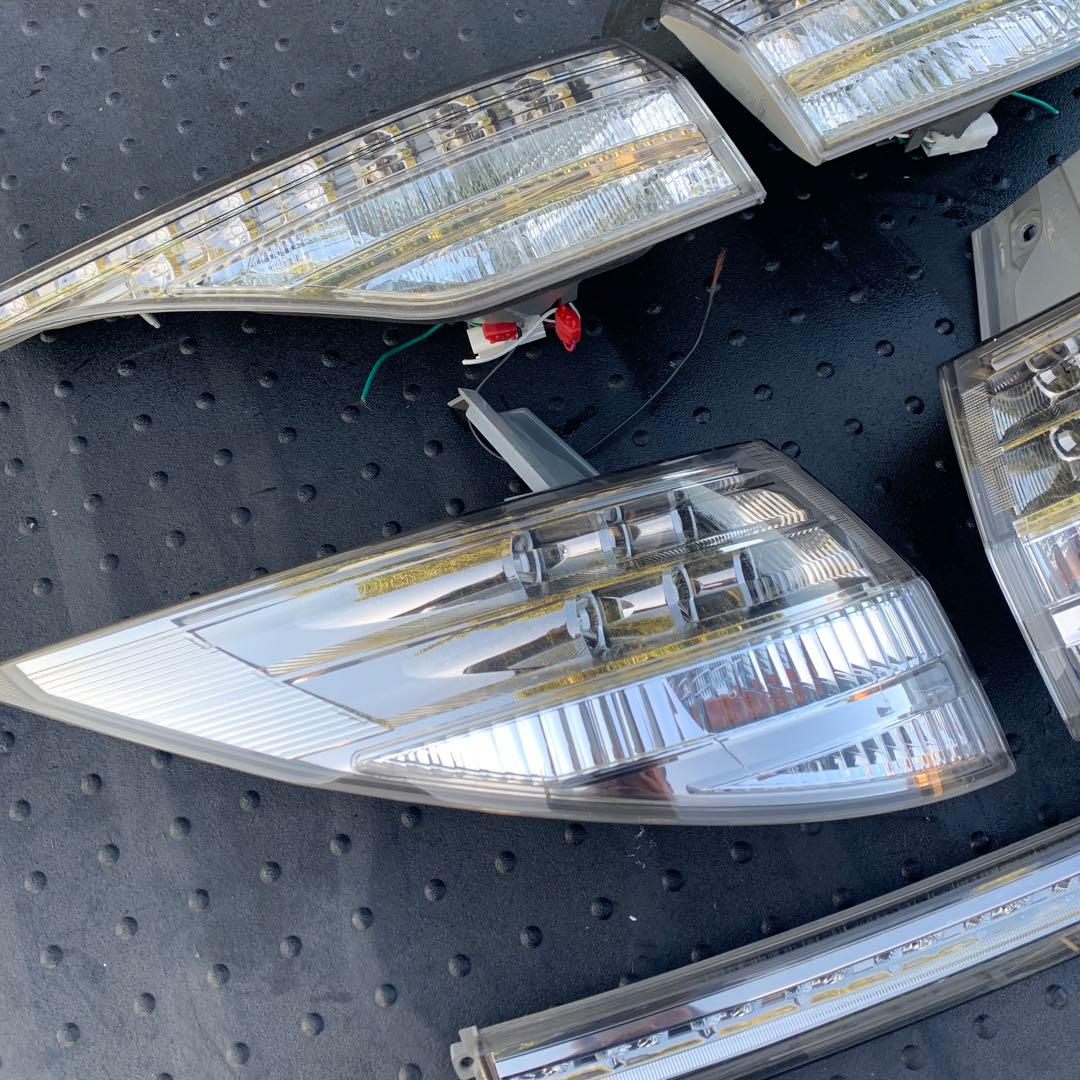 トヨタ　エスティマ　ハイブリッド　AHR20 純正リアテールランプ　中古品