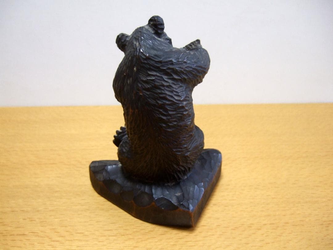 珍品 木彫り トウモロコシを食べる熊 ガラス目