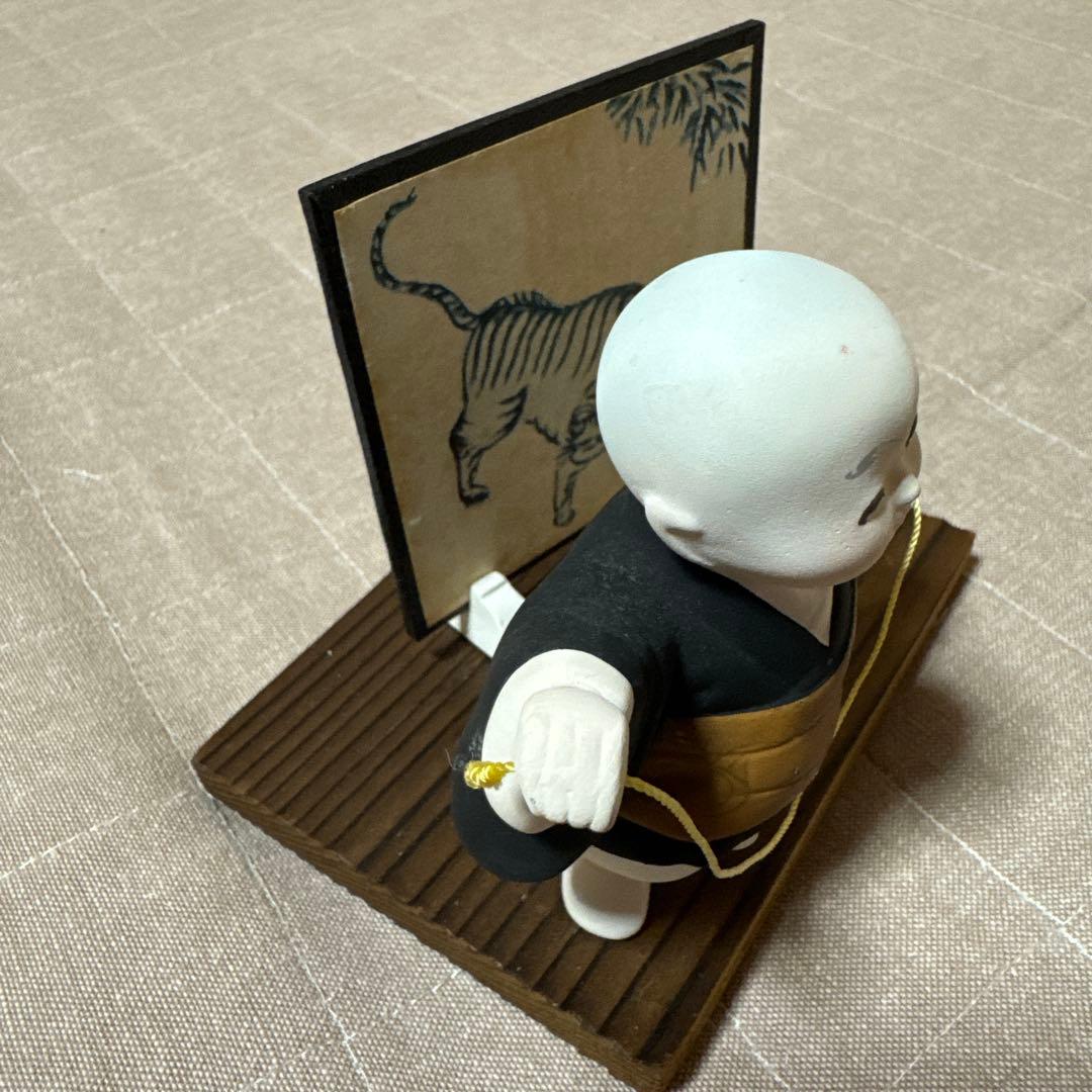 陶器製子供人形と虎の絵