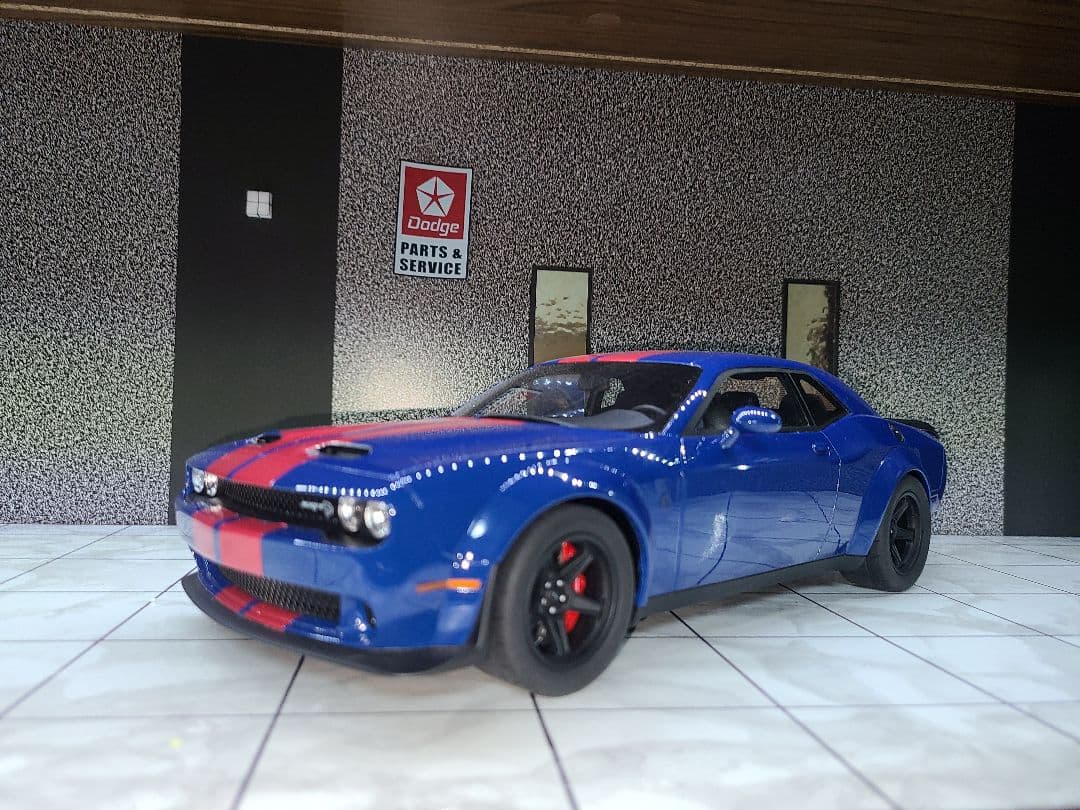 Dodge Challenger ミニカー 青と赤のストライプ 1/18