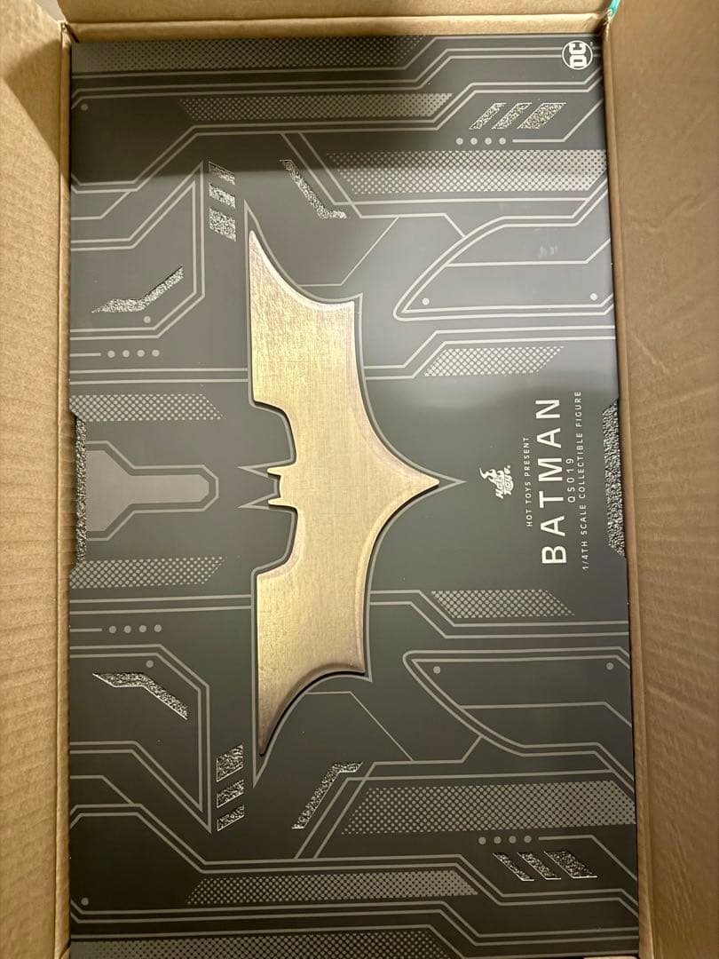 ホットトイズ『ダークナイト・トリロジー』 １／４スケールフィギュア　バットマン